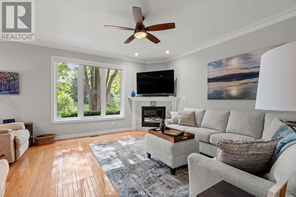 12 LAKESIDE CR