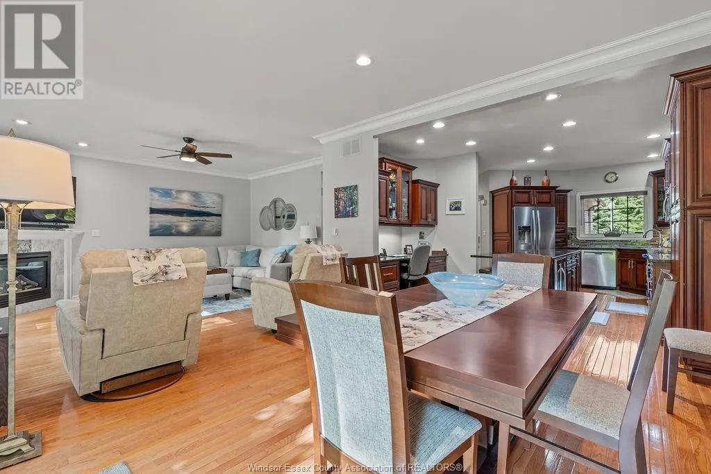 12 LAKESIDE CR