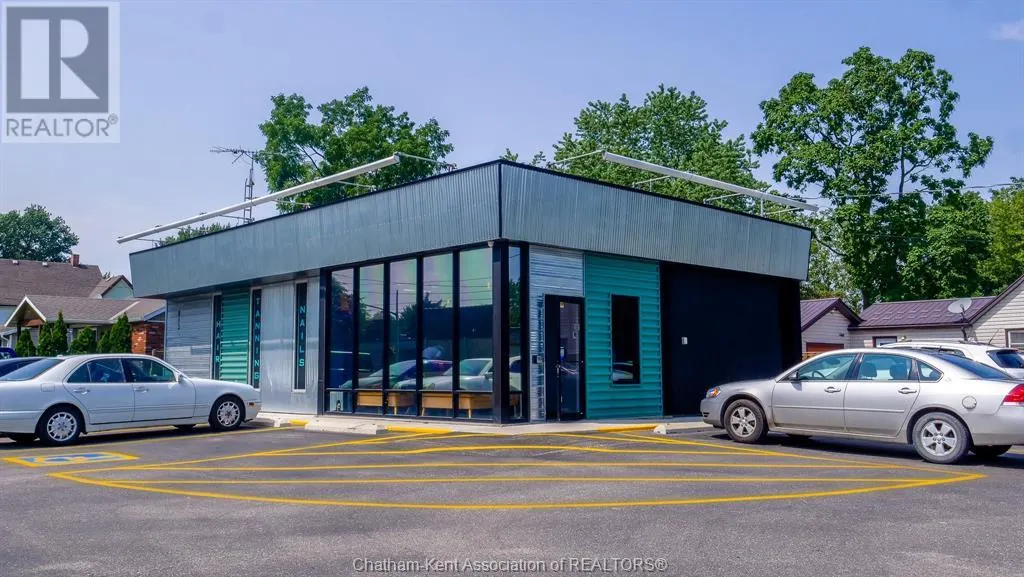 813 QUEEN STREET South