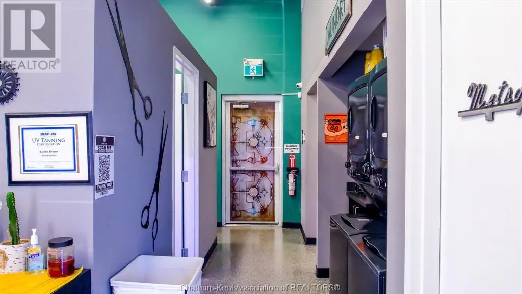813 QUEEN STREET South