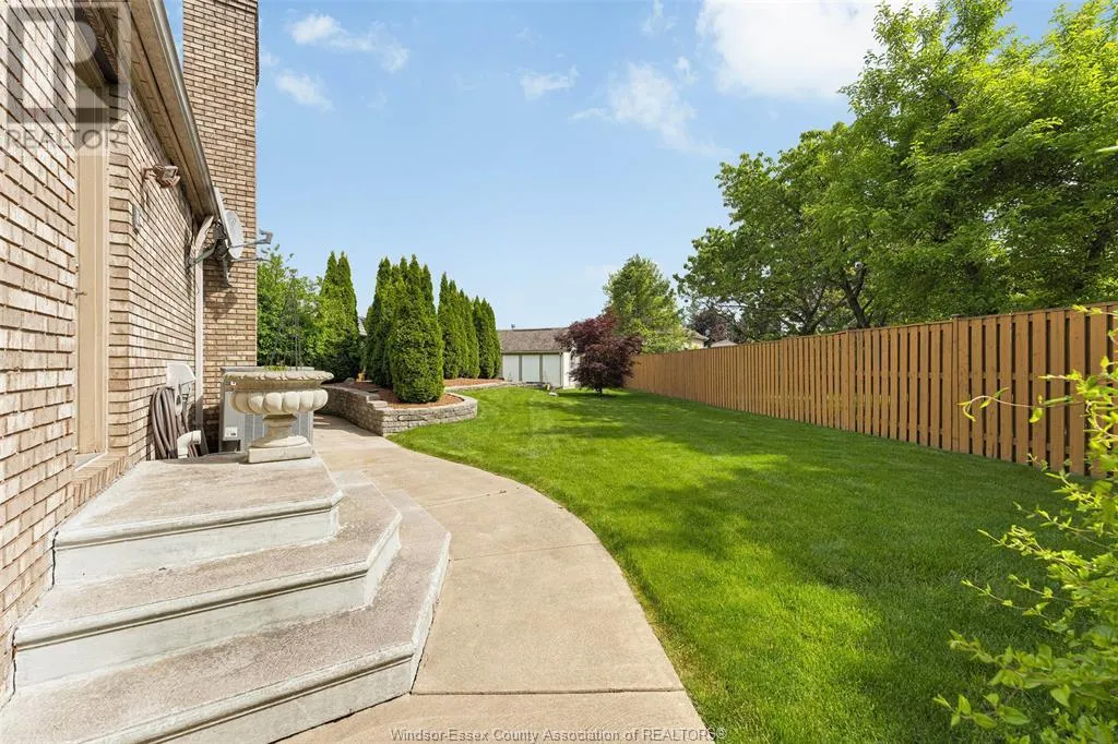 541 KERR CRESCENT