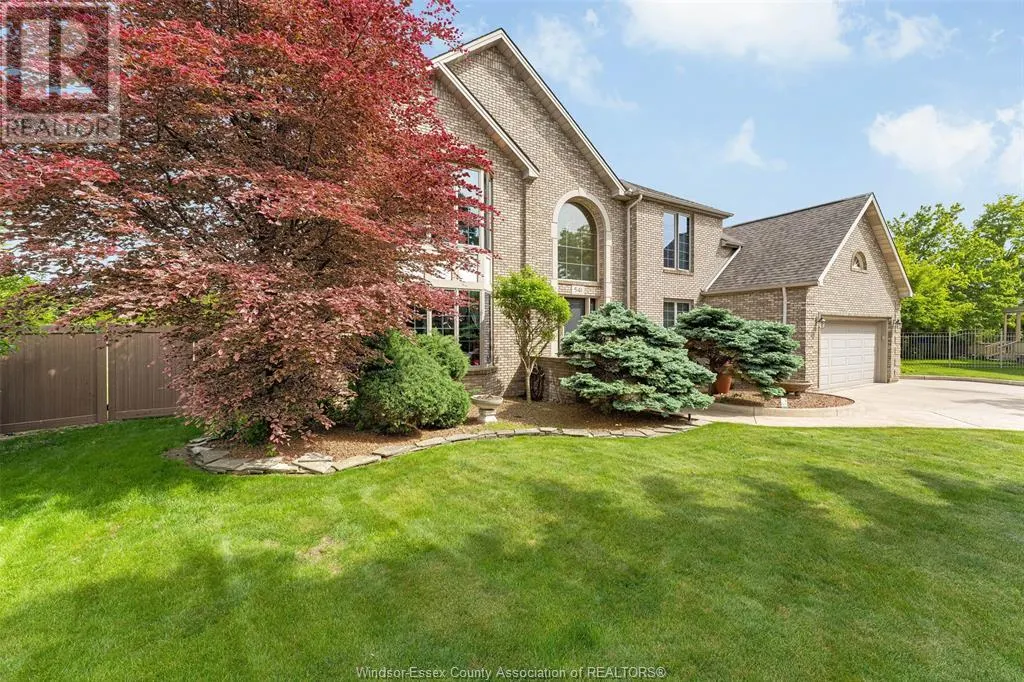 541 KERR CRESCENT