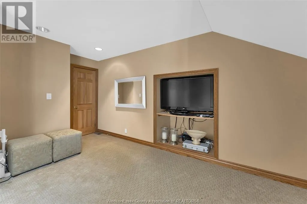 541 KERR CRESCENT
