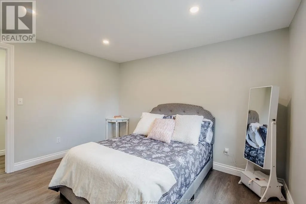 60 LITTLE STREET North
