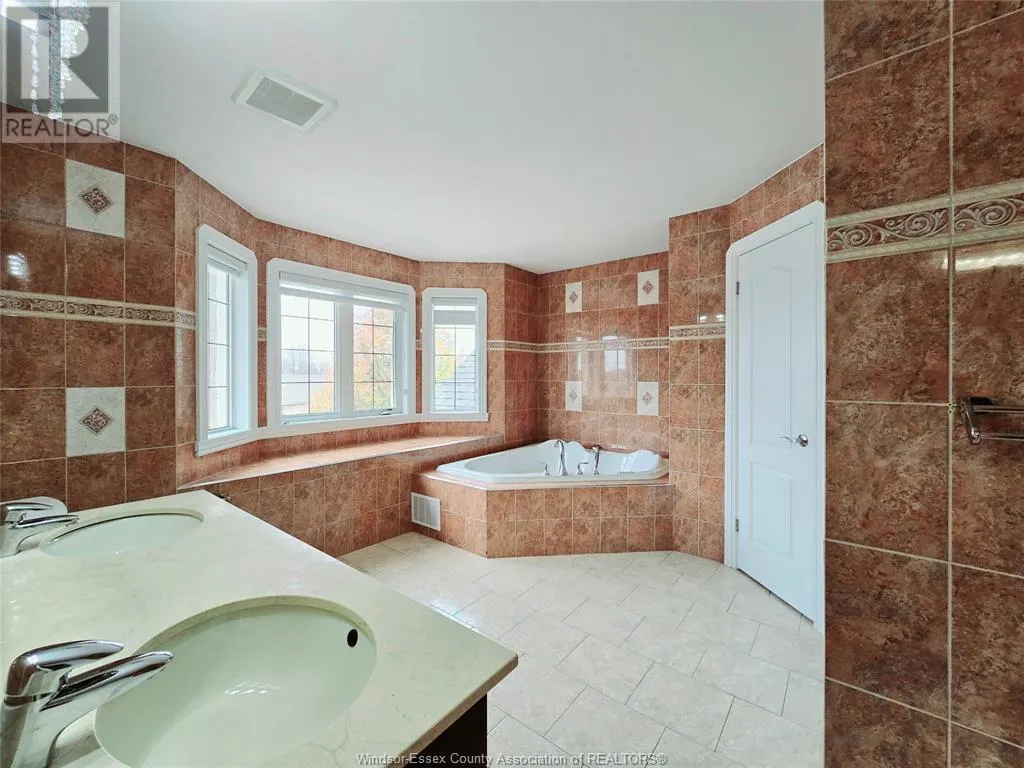 21 LAURENTIA DRIVE