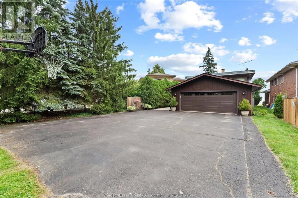 696 Old Tecumseh ROAD