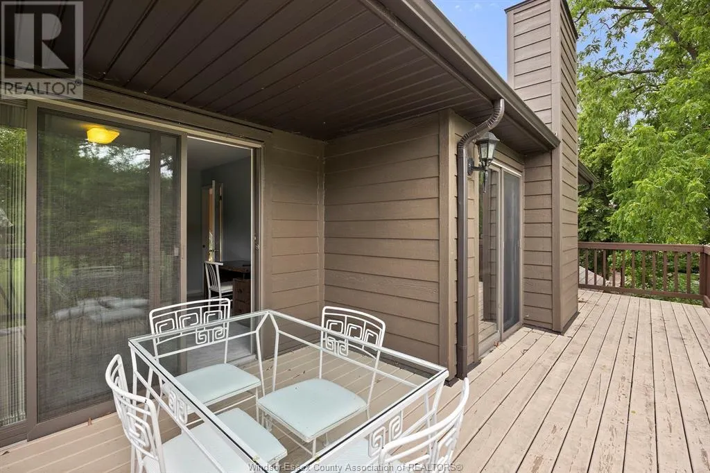 15 FAIRWAY CRESCENT