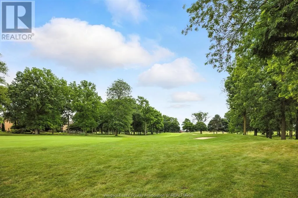 15 FAIRWAY CRESCENT