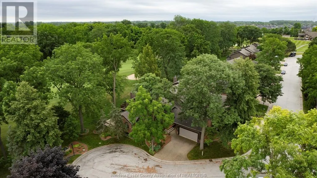 15 FAIRWAY CRESCENT