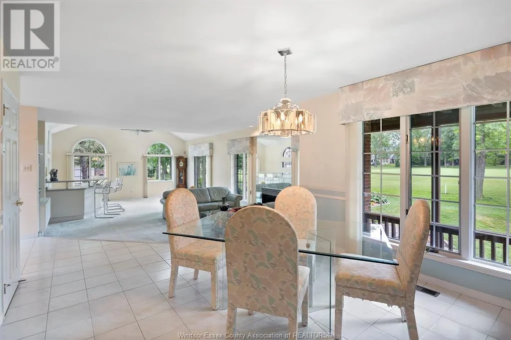 15 FAIRWAY CRESCENT