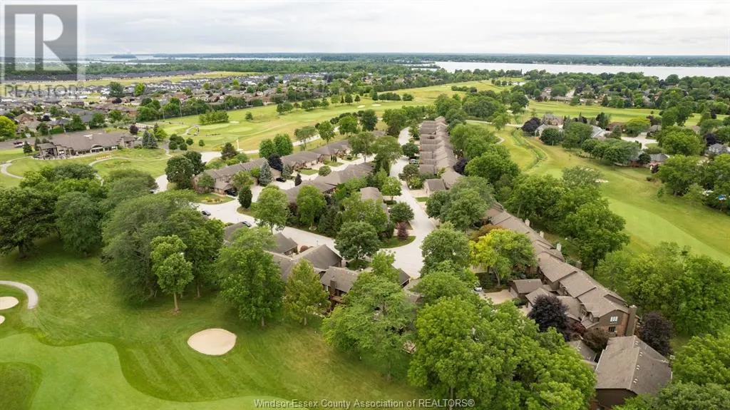15 FAIRWAY CRESCENT