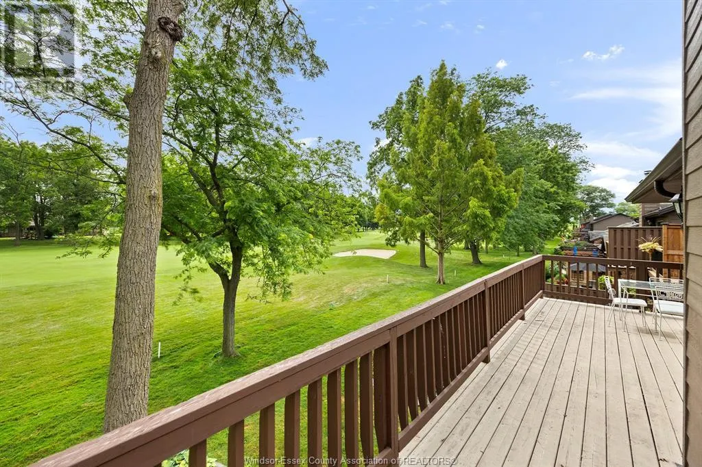 15 FAIRWAY CRESCENT
