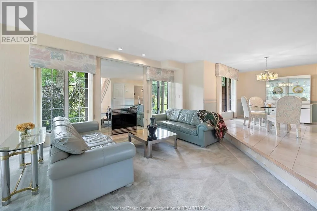15 FAIRWAY CRESCENT
