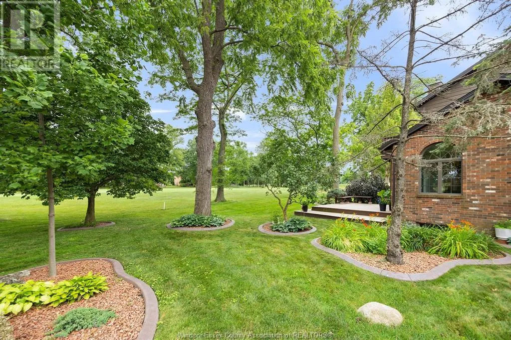 15 FAIRWAY CRESCENT