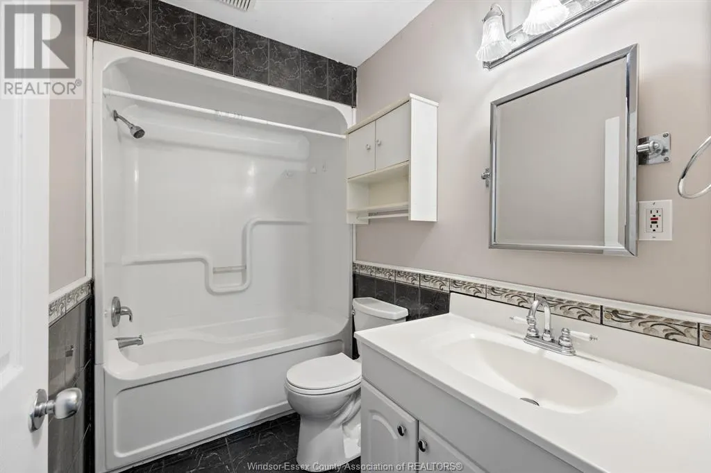 238 MAIDSTONE AVENUE East