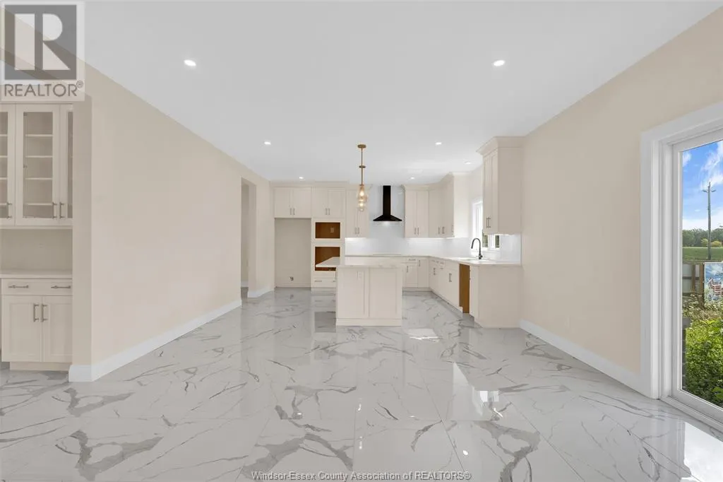 2572 MAYFAIR