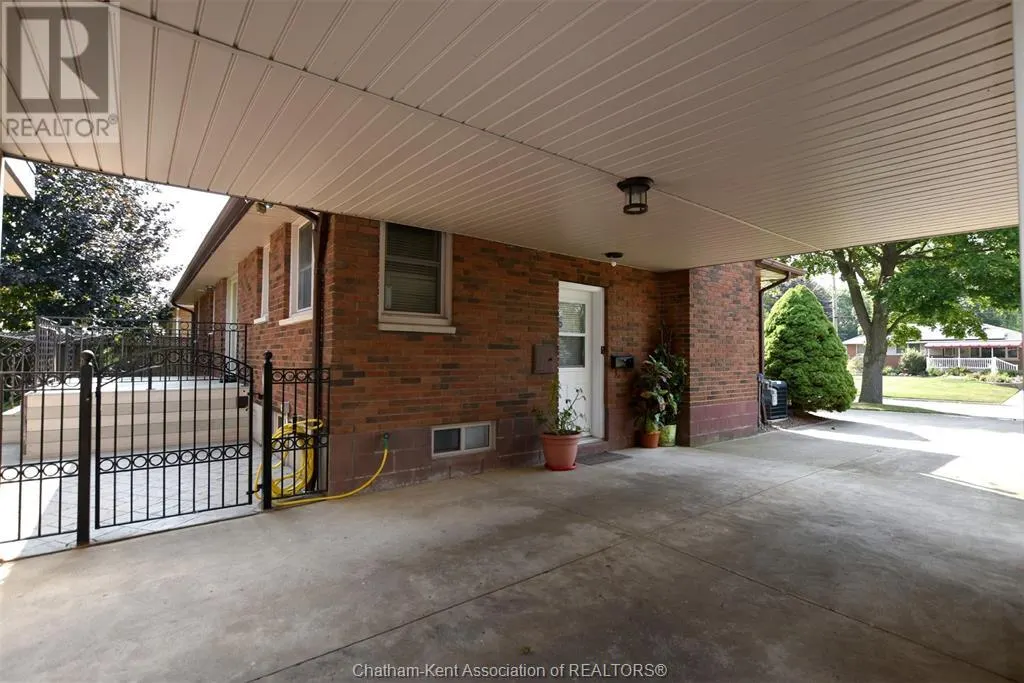 274 TWEEDSMUIR AVENUE East