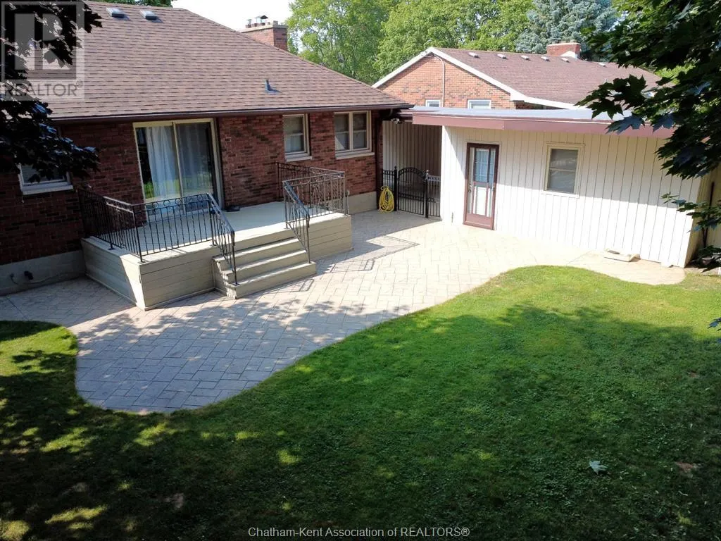 274 TWEEDSMUIR AVENUE East
