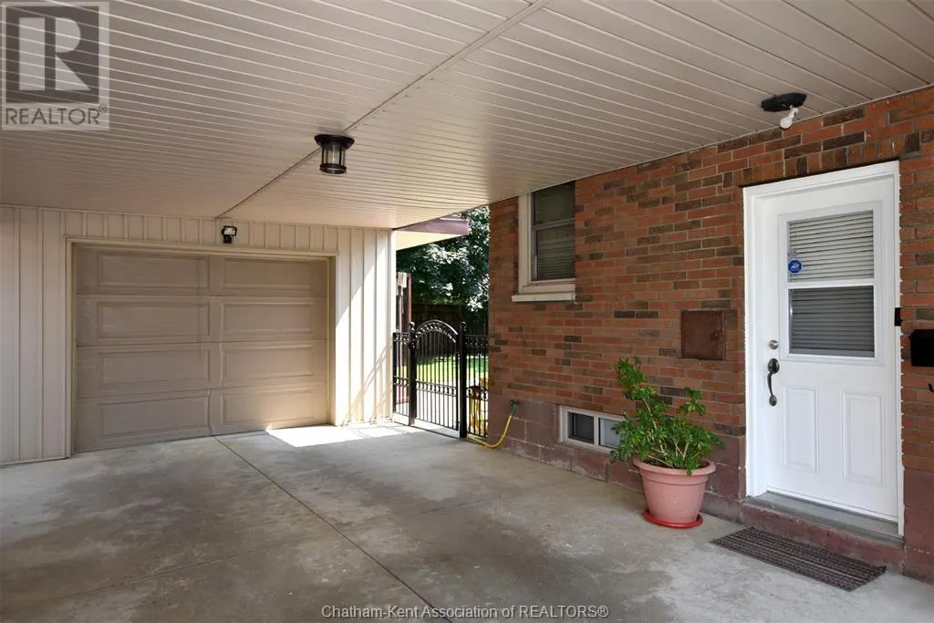 274 TWEEDSMUIR AVENUE East