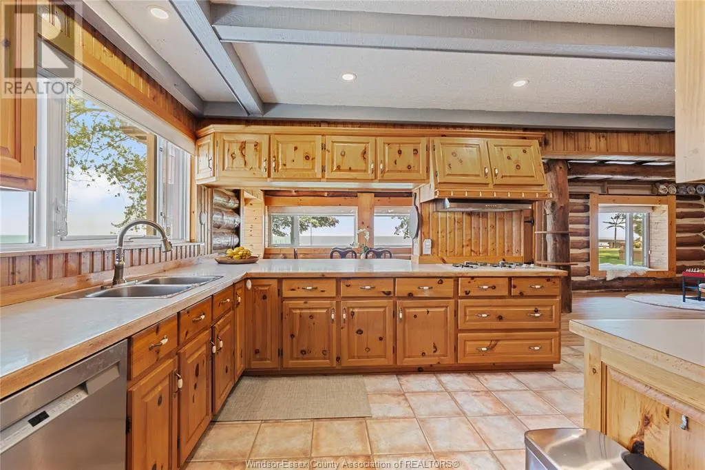 979 MAPLE GROVE DRIVE