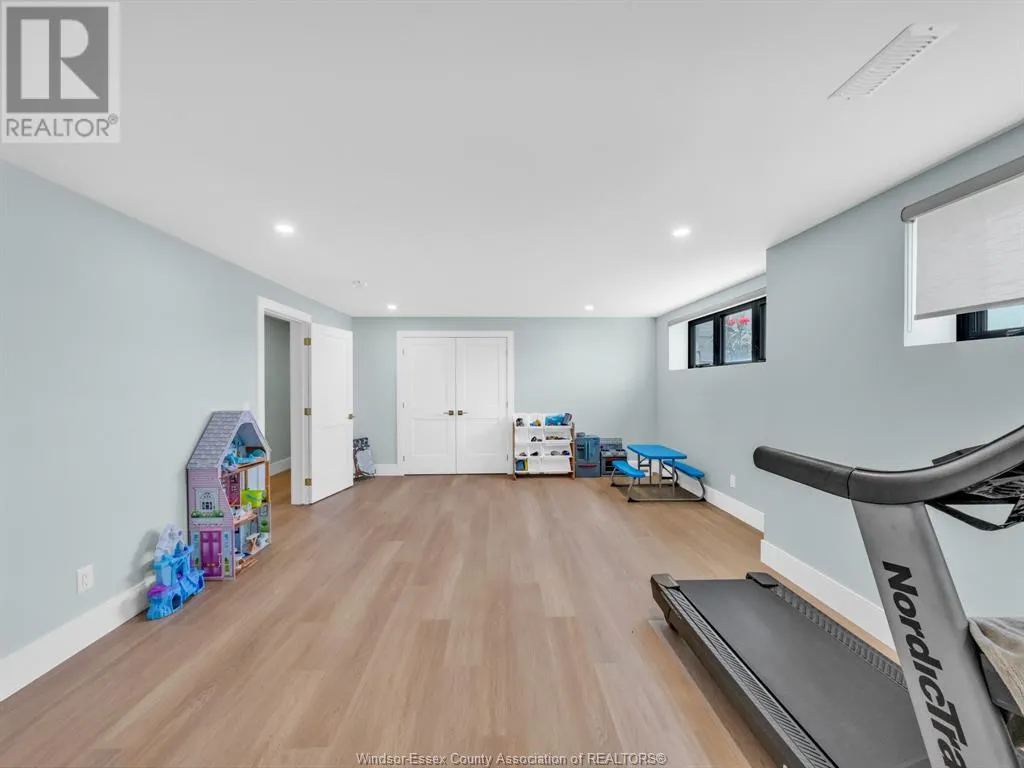9 SUNNINGDALE DRIVE