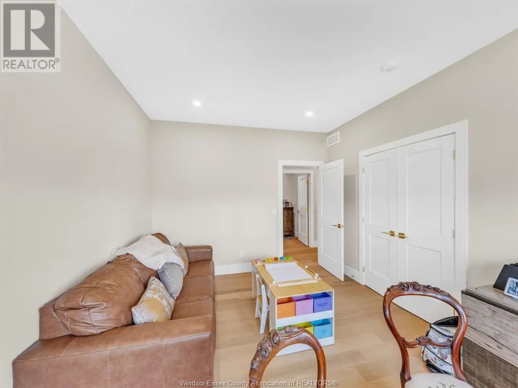 9 SUNNINGDALE DRIVE