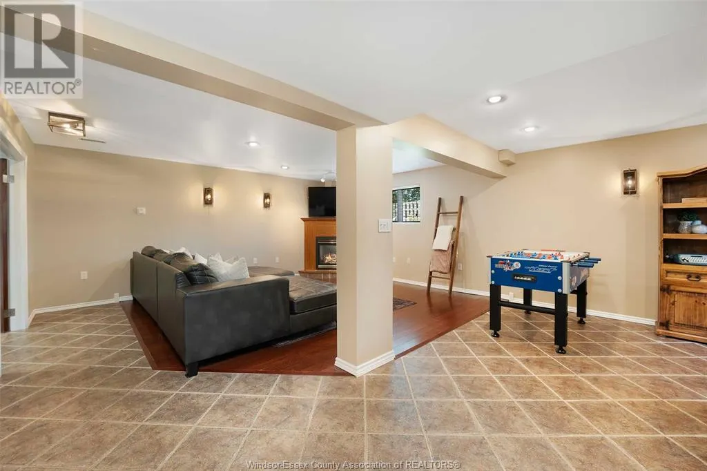 430 Thorn Ridge CRESCENT