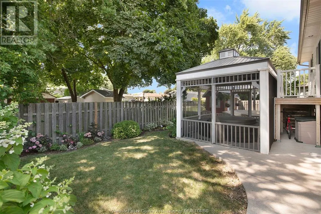 430 Thorn Ridge CRESCENT