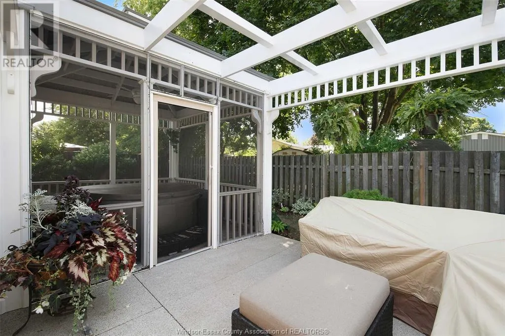 430 Thorn Ridge CRESCENT