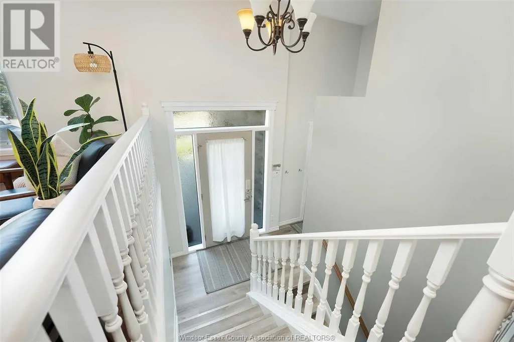 430 Thorn Ridge CRESCENT