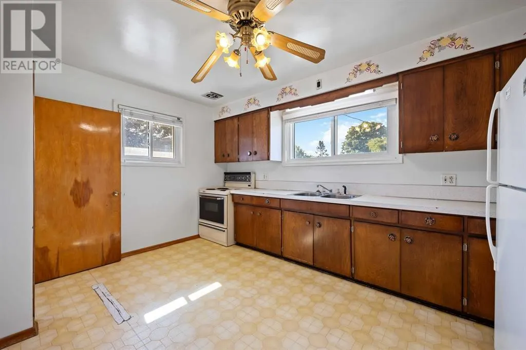 1220 ISABELLA STREET