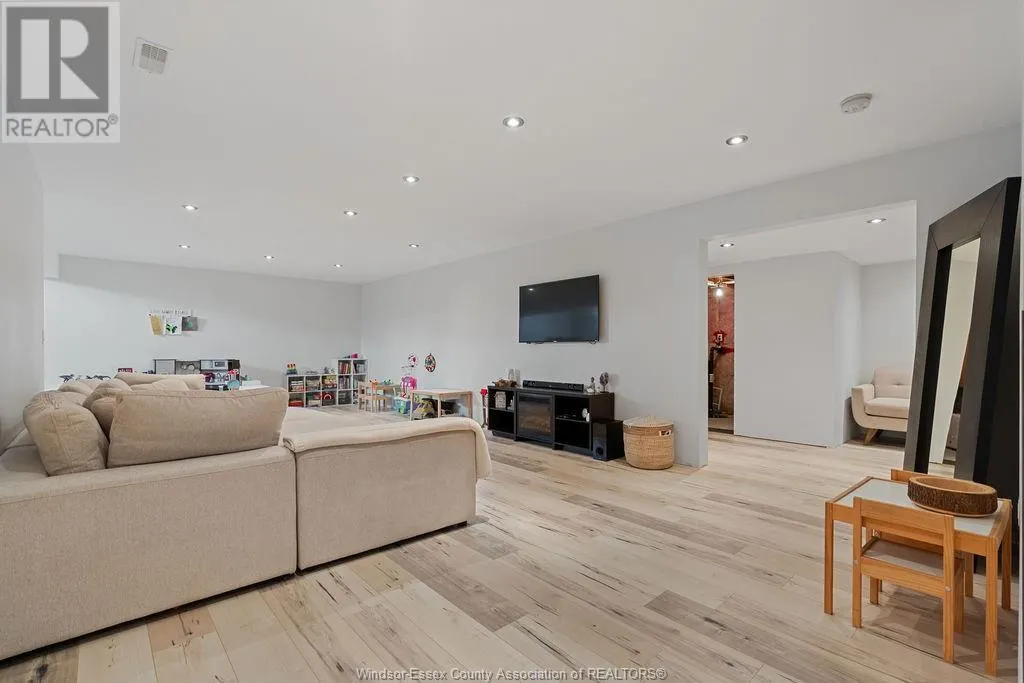 6 MULBERRY CRESCENT