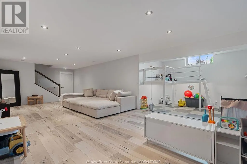 6 MULBERRY CRESCENT
