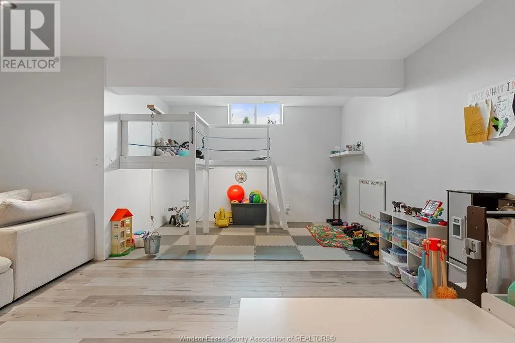 6 MULBERRY CRESCENT