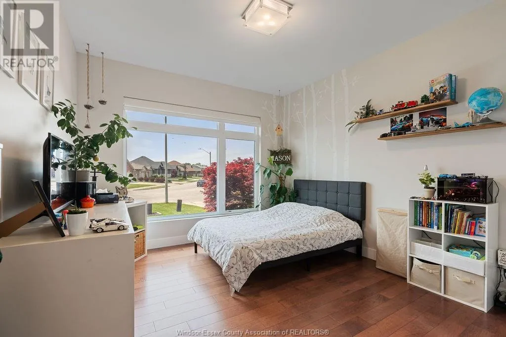 6 MULBERRY CRESCENT