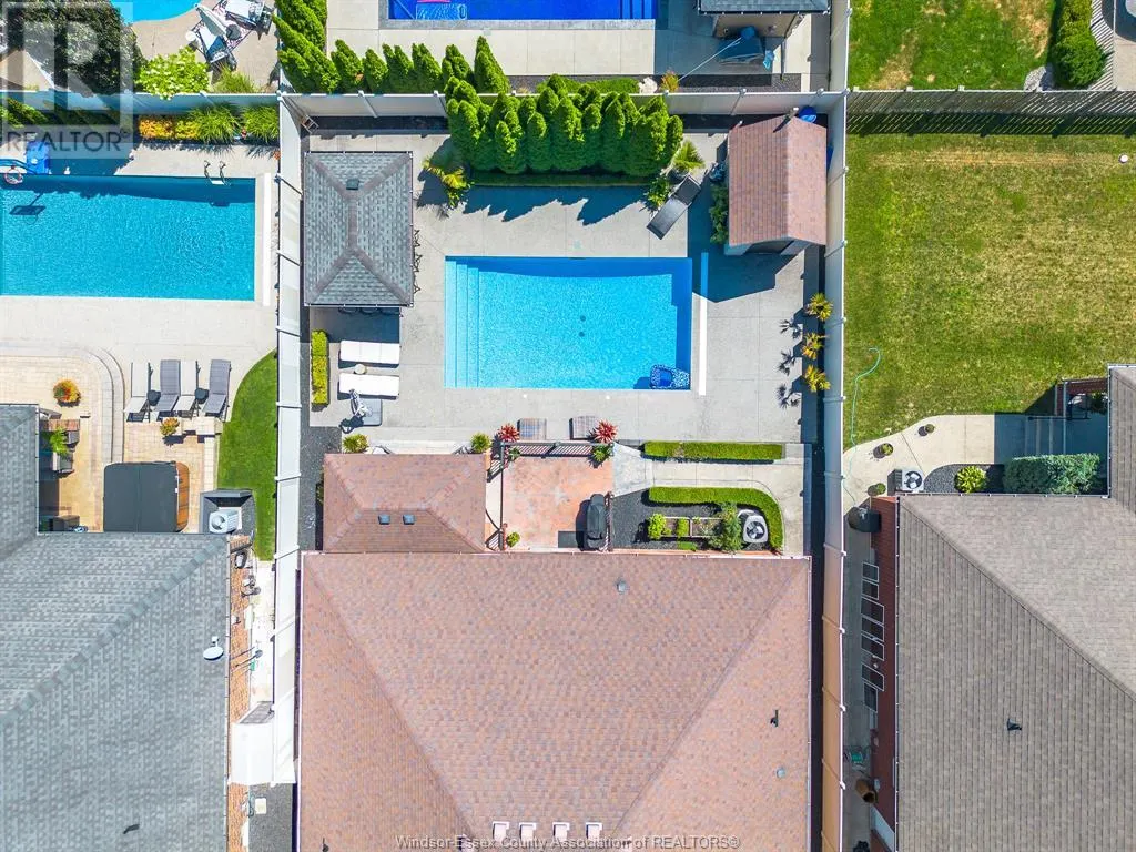 1049 WOODLAND CRES