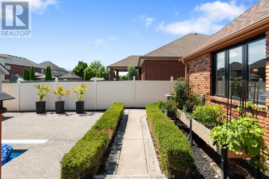 1049 WOODLAND CRES