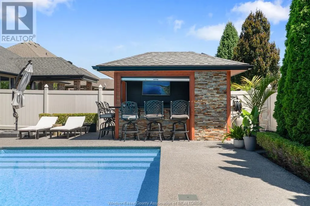 1049 WOODLAND CRES