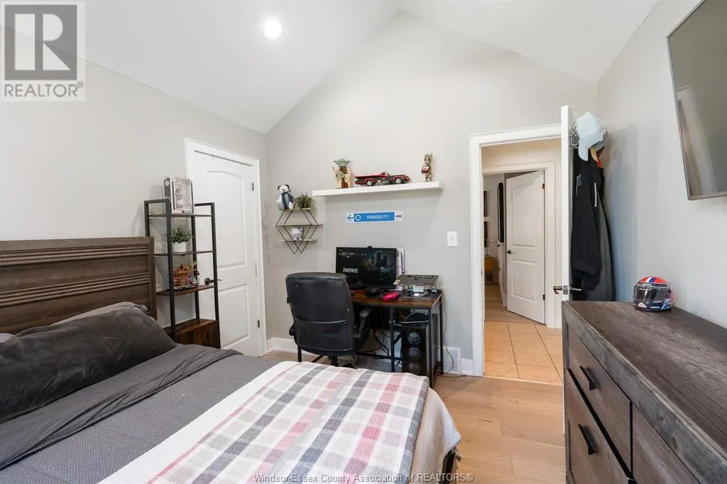 1049 WOODLAND CRES