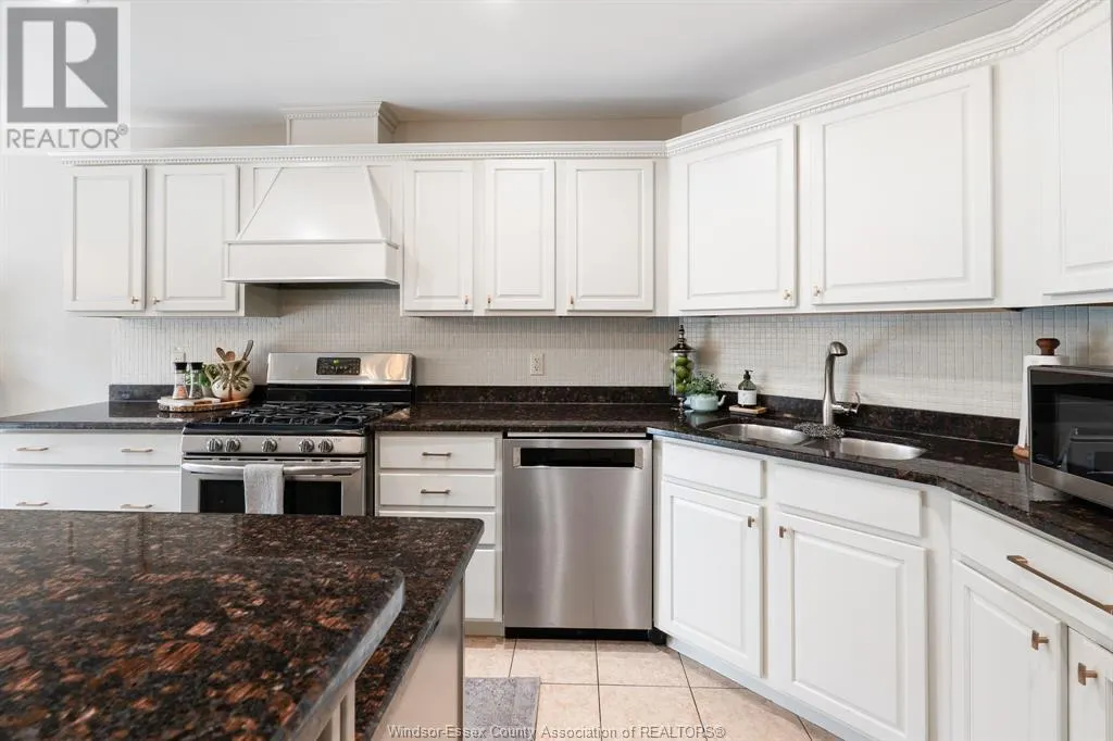 1049 WOODLAND CRES