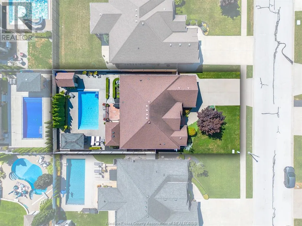 1049 WOODLAND CRES