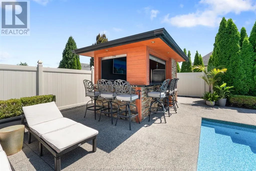 1049 WOODLAND CRES