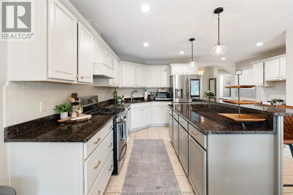 1049 WOODLAND CRES