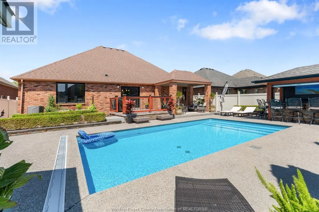 1049 WOODLAND CRES