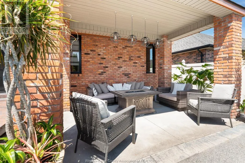 1049 WOODLAND CRES