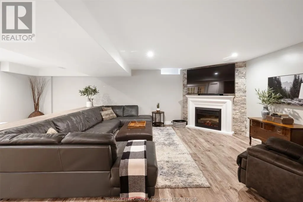 1049 WOODLAND CRES
