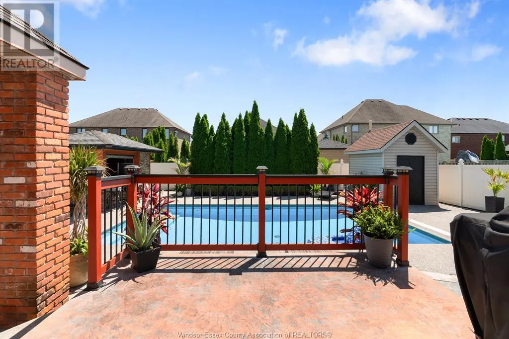 1049 WOODLAND CRES