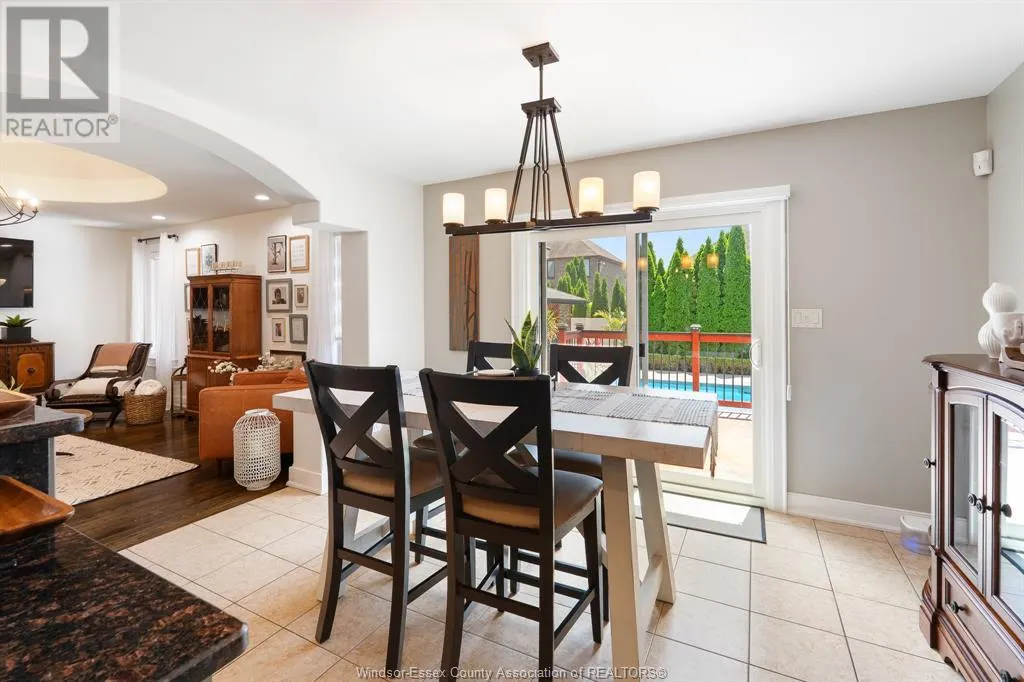 1049 WOODLAND CRES