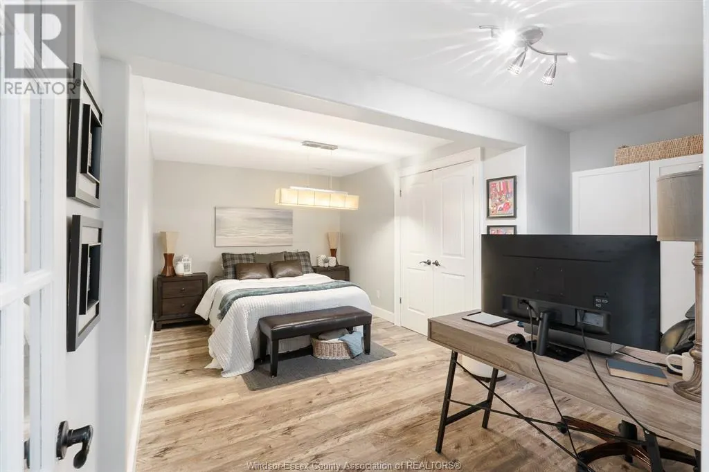 1049 WOODLAND CRES
