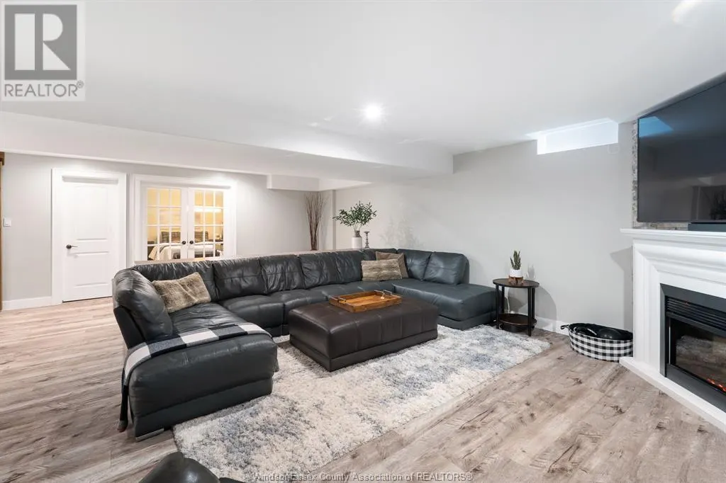 1049 WOODLAND CRES